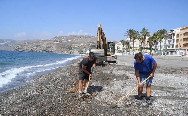 La Costa elimina la basura de sus playas