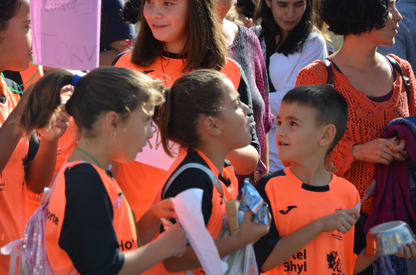 Decenas de familias de la Alpujarra se manifiestan en Granada para criticar la falta de profesores en la comarca