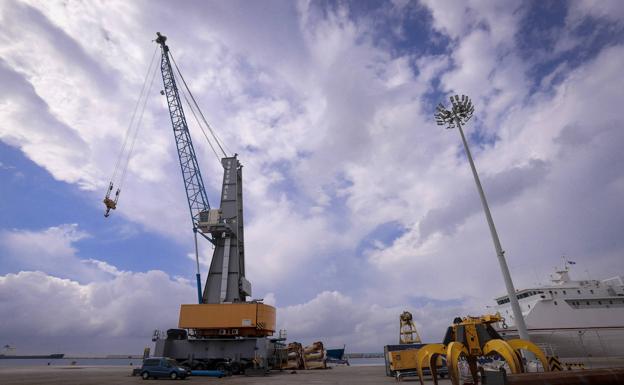 El Puerto de Motril incorpora una nueva grúa que incrementará el tráfico de mercancías