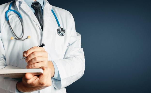 Condenan a una clínica y un médico por la muerte de una mujer a causa de una neumonía