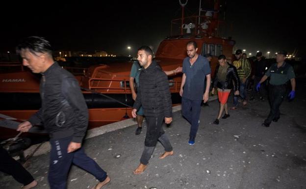 Trasladan a Motril a 26 magrebíes rescatados cerca de la costa de Granada