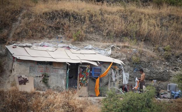 Una cueva bloquea el desalojo de los okupas del Avellano