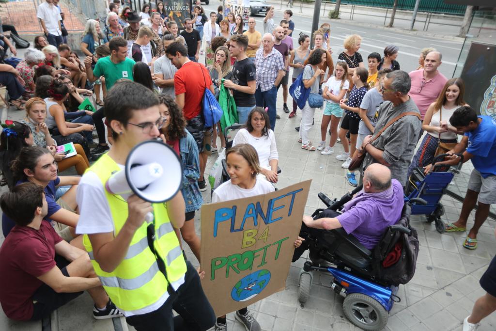 Medio millar de granadinos se unen a la protesta contra el cambio climático