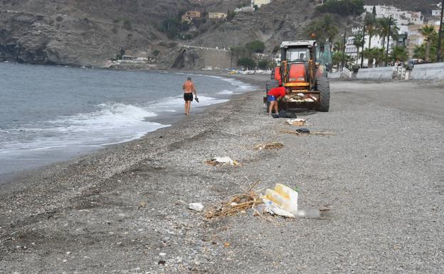 La marea arrastra de nuevo a la Costa los restos del temporal