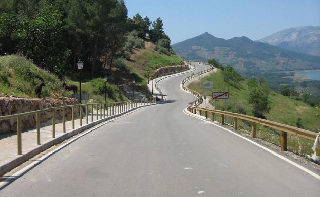 Fallece un motorista al salirse de la vía y caer por un barranco de 40 metros