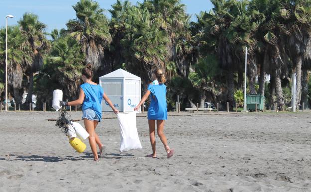 Casi 1.000 voluntarios barren 30 kilómetros de playa en busca de basura