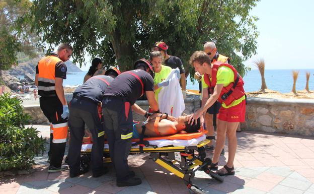 Bajan un 90% las intervenciones por picaduras de medusa en Almuñécar