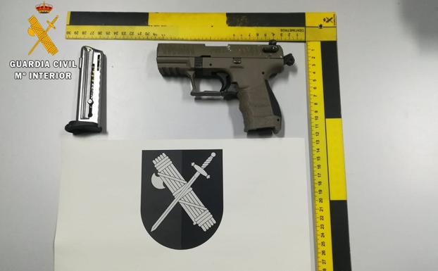 La Guardia Civil requisa una pistola y cuatro fusiles en dos controles de carretera en Granada