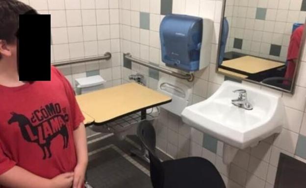«Un alumno autista pide tranquilidad para estudiar y le ponen el pupitre en el baño»