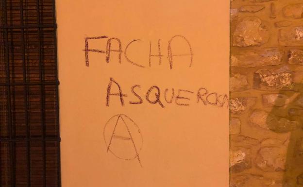 El PP condena las pintadas en la vivienda de una exconcejal de Canena