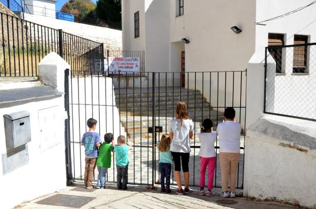 Los alumnos de Bérchules, Juviles, Alcútar y Torvizcón cumplen dos semanas sin ir a clase como protesta