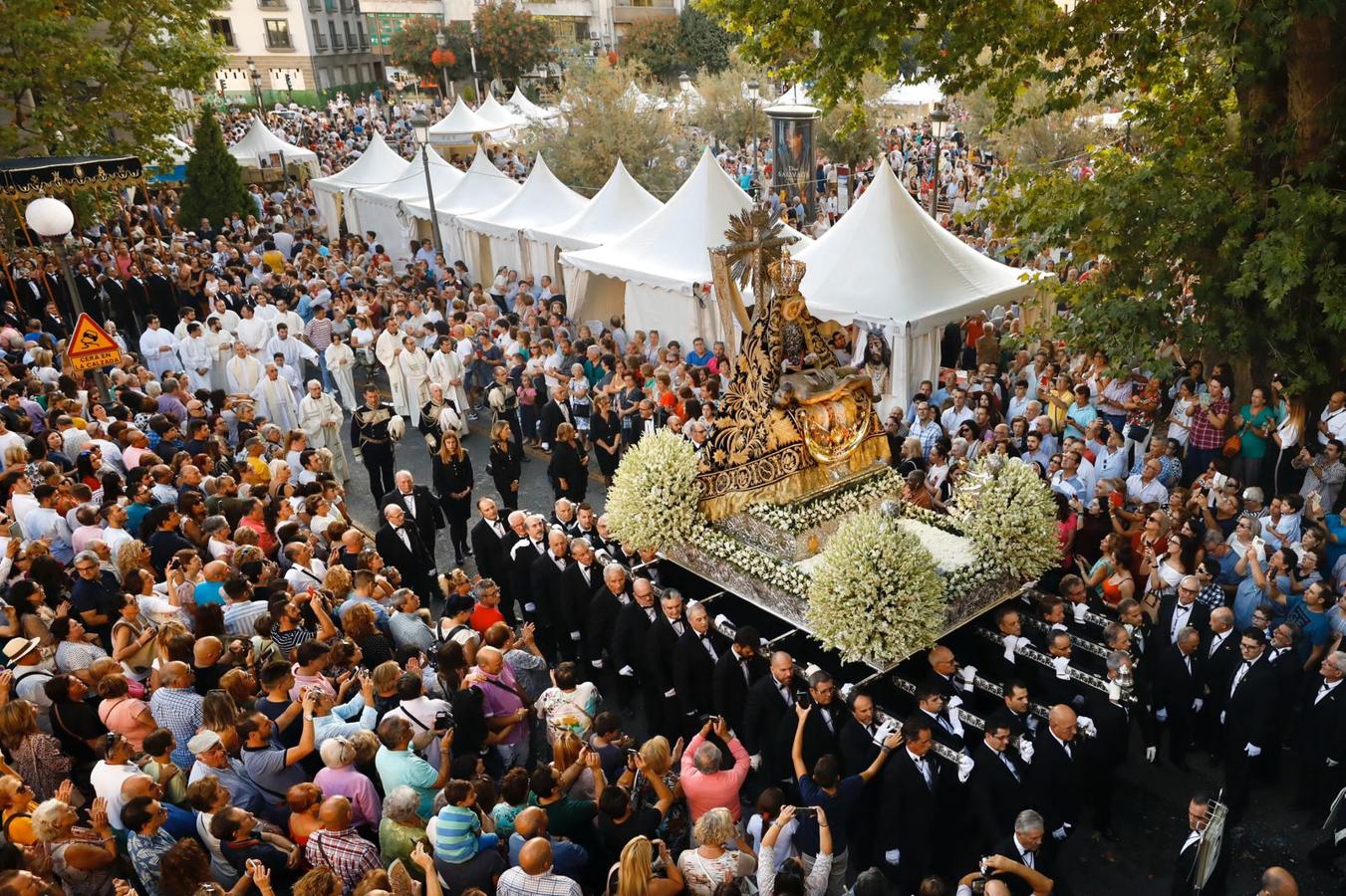 La Virgen de las Angustias llena las calles del centro de Granada