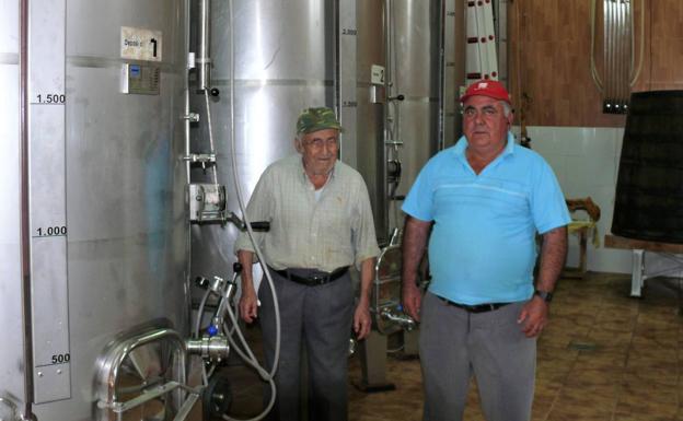 Los vinos ecológicos de 'La Cruz Pintá' triunfan en la Sierra de la Contraviesa