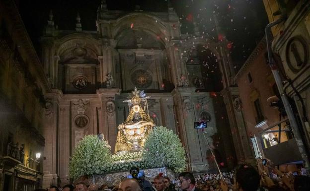 La Patrona llena las calles de Granada