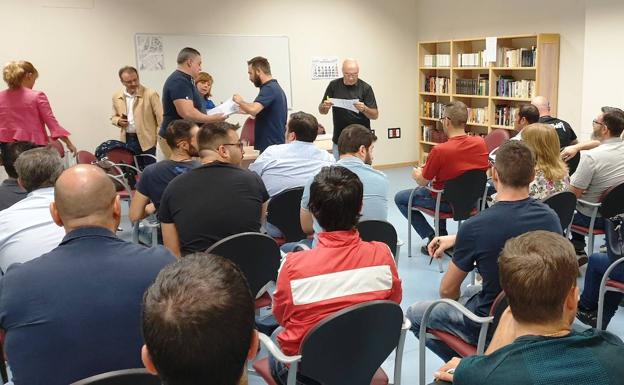 Medio centenar de aspirantes a taxista se presenta a los exámenes