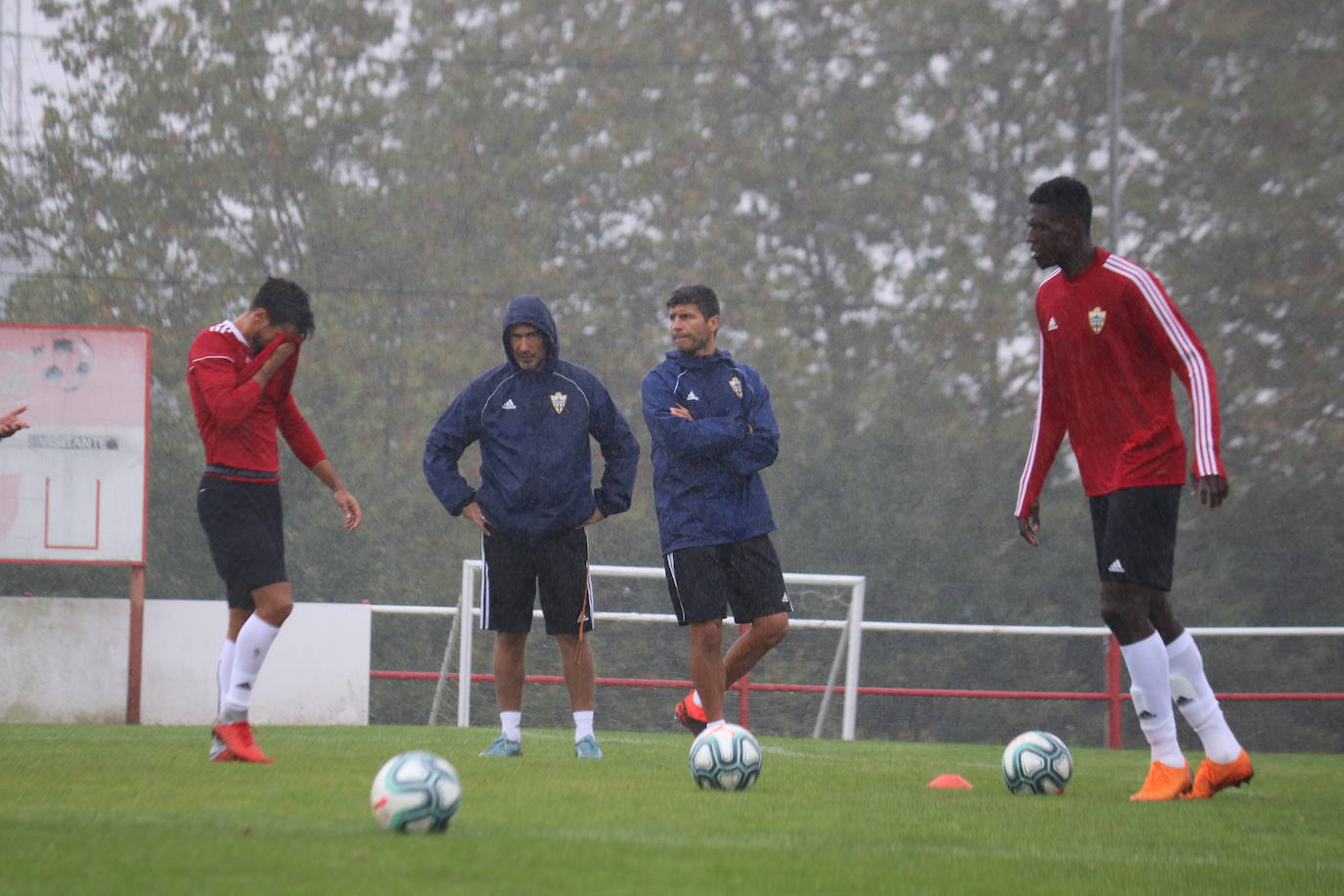 El Almería trabaja sin Owona, tratado por los servicios médicos