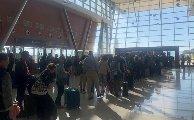 «Un show: esperando en Antequera a los autobuses»