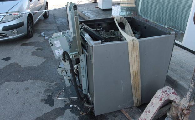 Arrancan un cajero automático en Escañuela y acaban tirándolo al no poder abrirlo