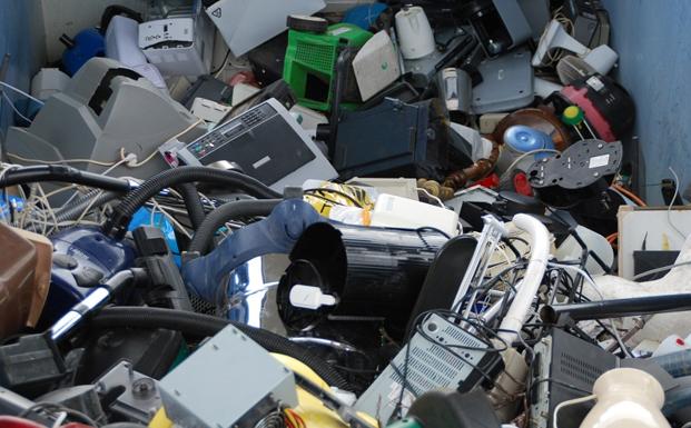 La Facultad de Ciencias Económicas y Empresariales, primera en la campaña de reciclaje 'Digitalización Sostenible'