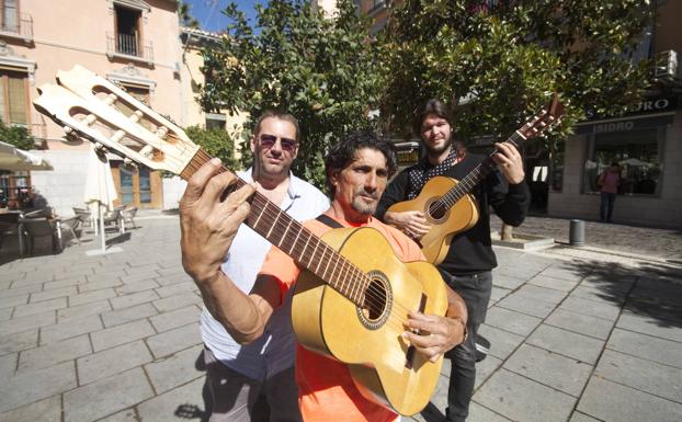 Un cazatalentos británico quiere lanzar músicos del Sacromonte en Reino Unido