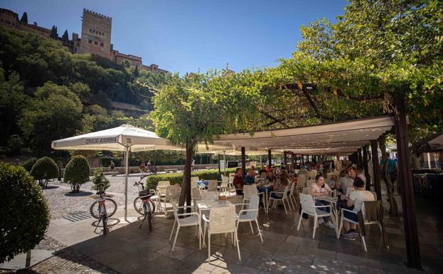 El Ayuntamiento de Granada apuesta por la uniformidad de los veladores en los enclaves turísticos