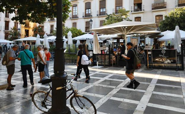 El Ayuntamiento revisará todas las terrazas de Granada para acabar con la ocupación ilegal