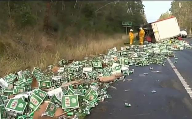 Un camión de cervezas se estrella y llena la carretera de latas