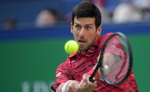 El resto de Djokovic anula a Isner en Shanghái y Federer supera a Goffin