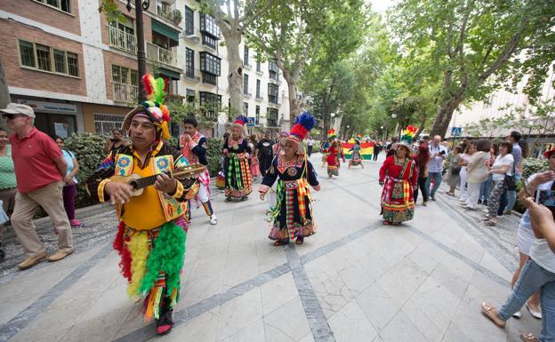 El desfile del mestizaje inunda de luz y sonido las calles del centro de Granada el Día de la Hispanidad