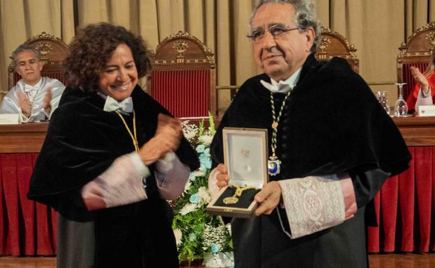 La UGR entrega su Medalla de Oro a la Universidad de Málaga