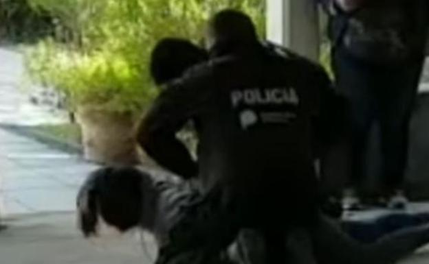 Una alumna y su madre dan una paliza a la directora del colegio por no dejarla entrar maquillada