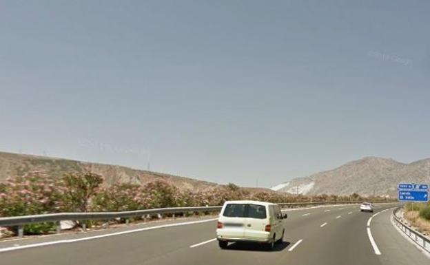 La hija de un motorista fallecido en un accidente en Granada busca testigos del suceso