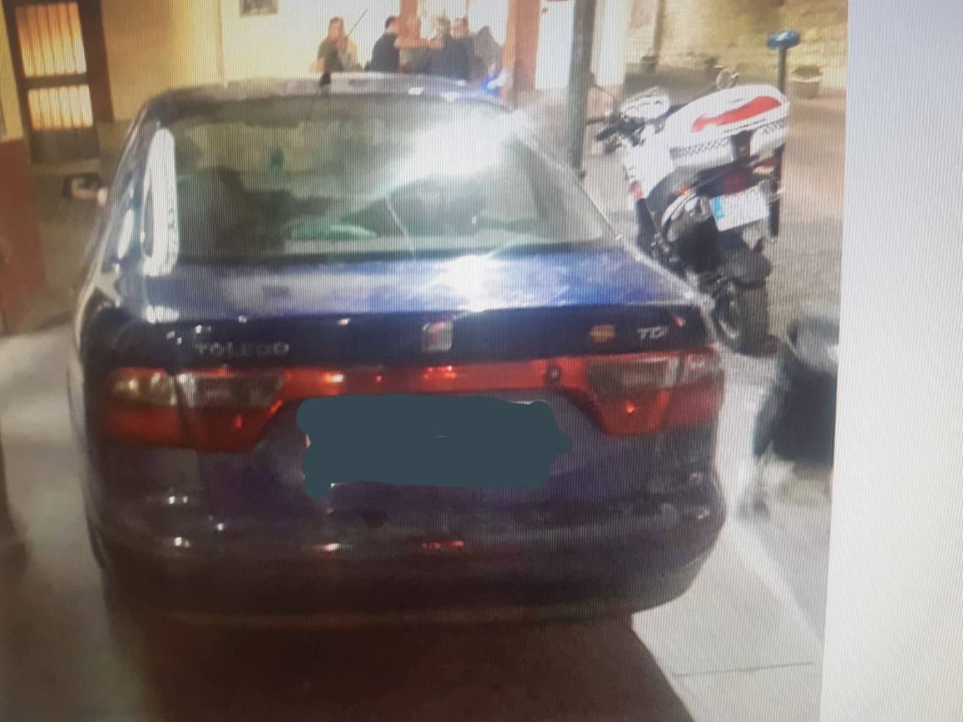 Le multan e intervienen «mercancia» por aparcar en la acera, drogado y sin carné ni ITV