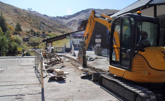 Empieza el lavado de cara de la plaza de Andalucía en Pradollano