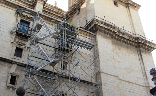 La Catedral vuelve a tener andamios para reparar su techumbre