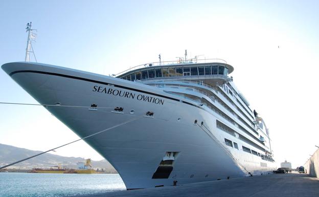 Atraca en Motril uno de los cruceros más lujosos y caros de la temporada