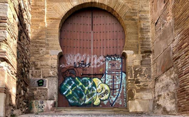 Cultura invertirá 9.000 euros en limpiar de grafitis tres puertas emblemáticas de Granada