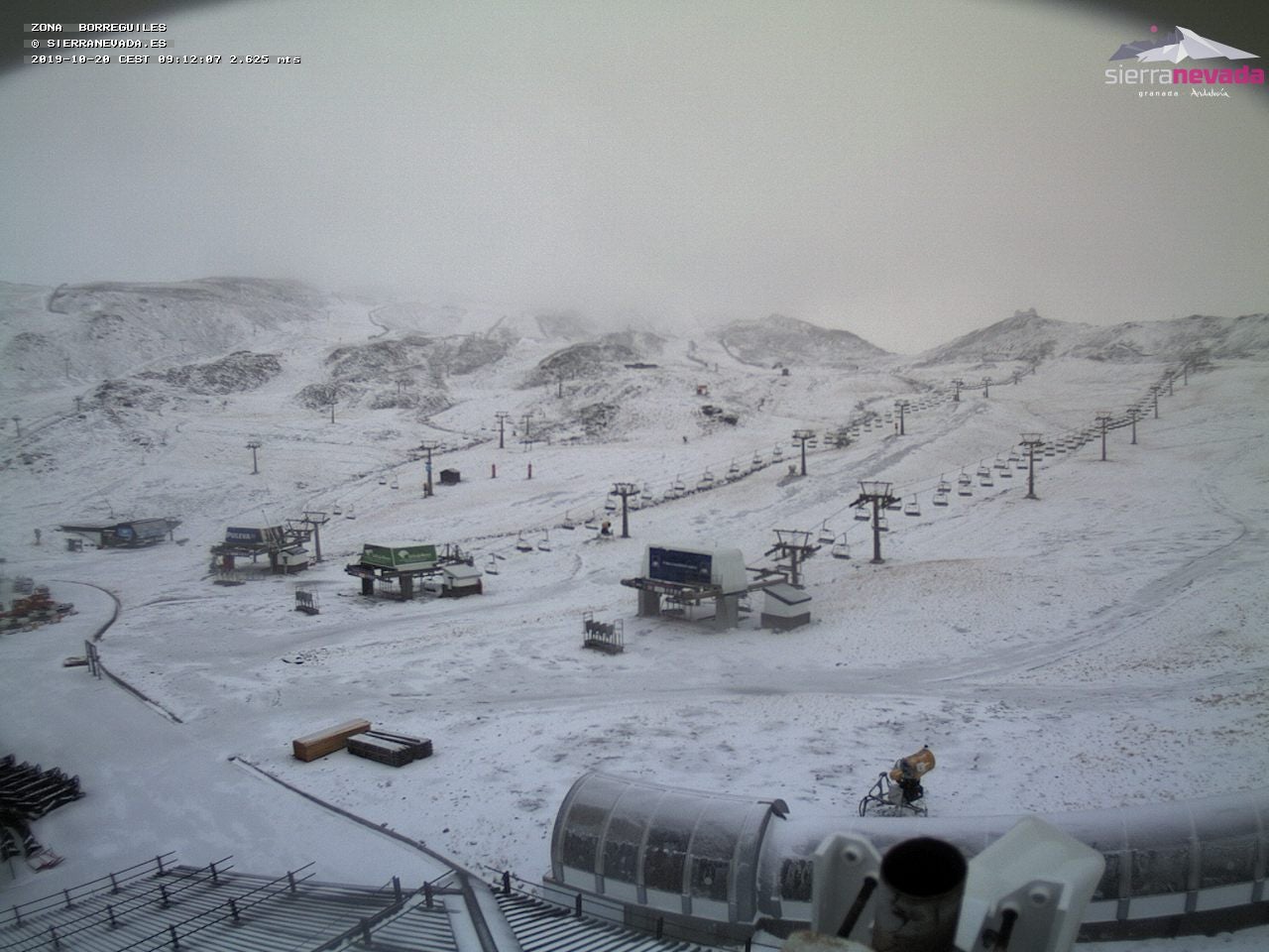 Un amanecer de ensueño: Sierra Nevada se tiñe de blanca
