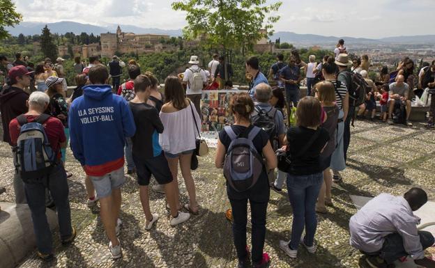 El Albaicín se rebela contra la masificación turística