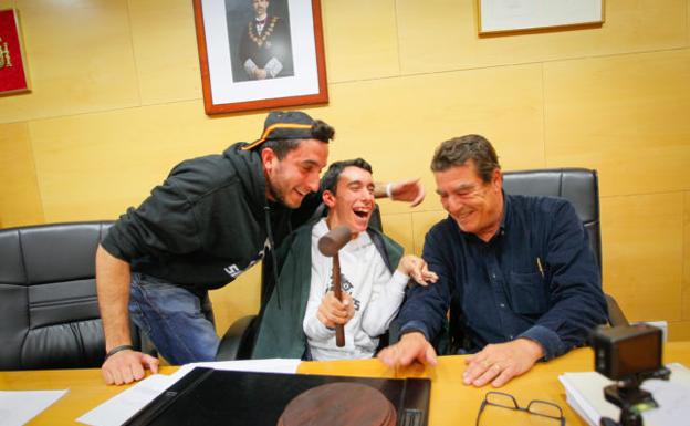 «Mi amigo Juanlu, el chico con superpoderes, recorre Tailandia en su silla de ruedas»