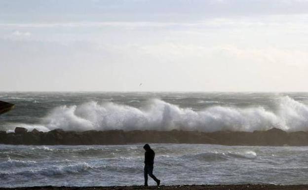 Aviso amarillo este miércoles por olas de hasta tres metros en el litoral de Almería