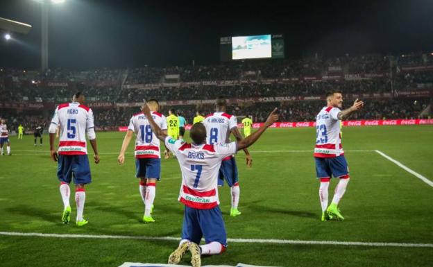 La primera noche de gloria para Adrián Ramos en el Nuevo Los Cármenes
