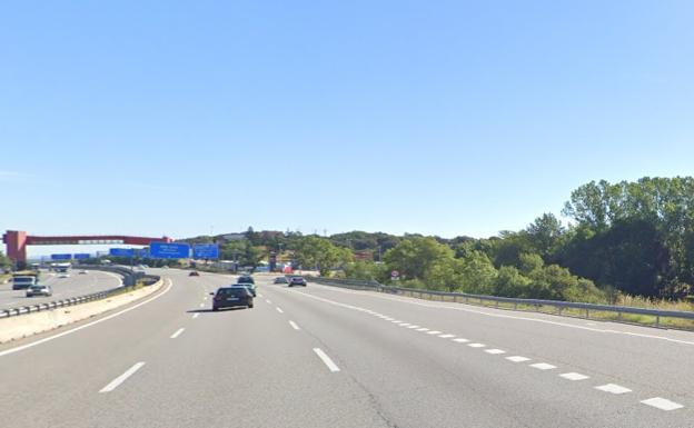 Un accidente entre un camión, una furgoneta y cuatro coches deja un muerto y seis heridos