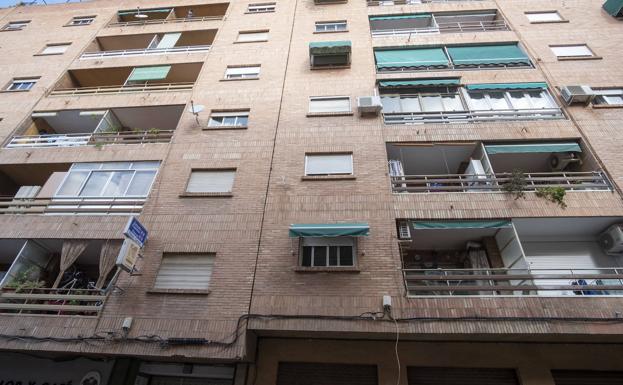 Preocupación en el barrio de La Cruz de Granada por la presencia de okupas en un bloque de pisos