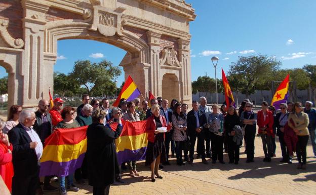 La puerta del Ingenio de Almería acoge un homenaje a víctimas de Franco simultáneo a la exhumación