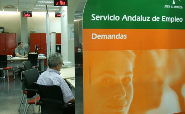 Falsifica las firmas de socios y alumnos para cobrar 90.000 euros de un curso de la Junta