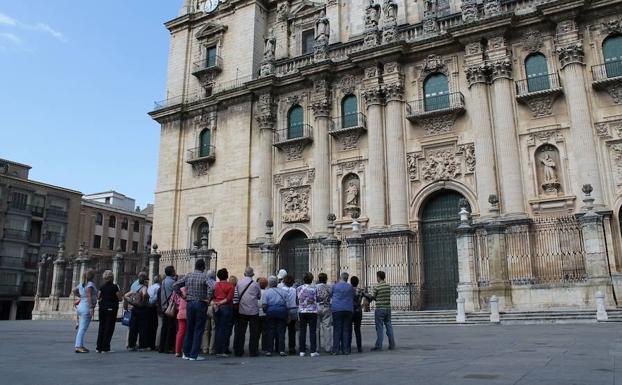 La provincia ve frenada su línea de crecimiento de turistas pese a bajar precios y la promoción
