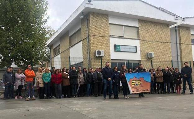 Padres buscan soluciones para dar de comer a sus hijos mientras no haya menú escolar