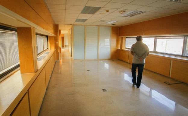 La Junta trasladará diez juzgados a dos plantas vacías de La Caleta en el mes de abril