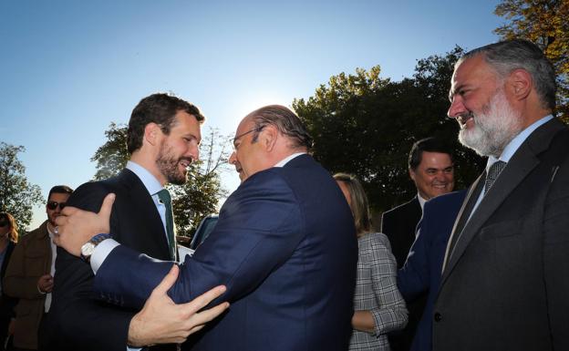 Pablo Casado se compromete a terminar las canalizaciones de la presa de Rules
